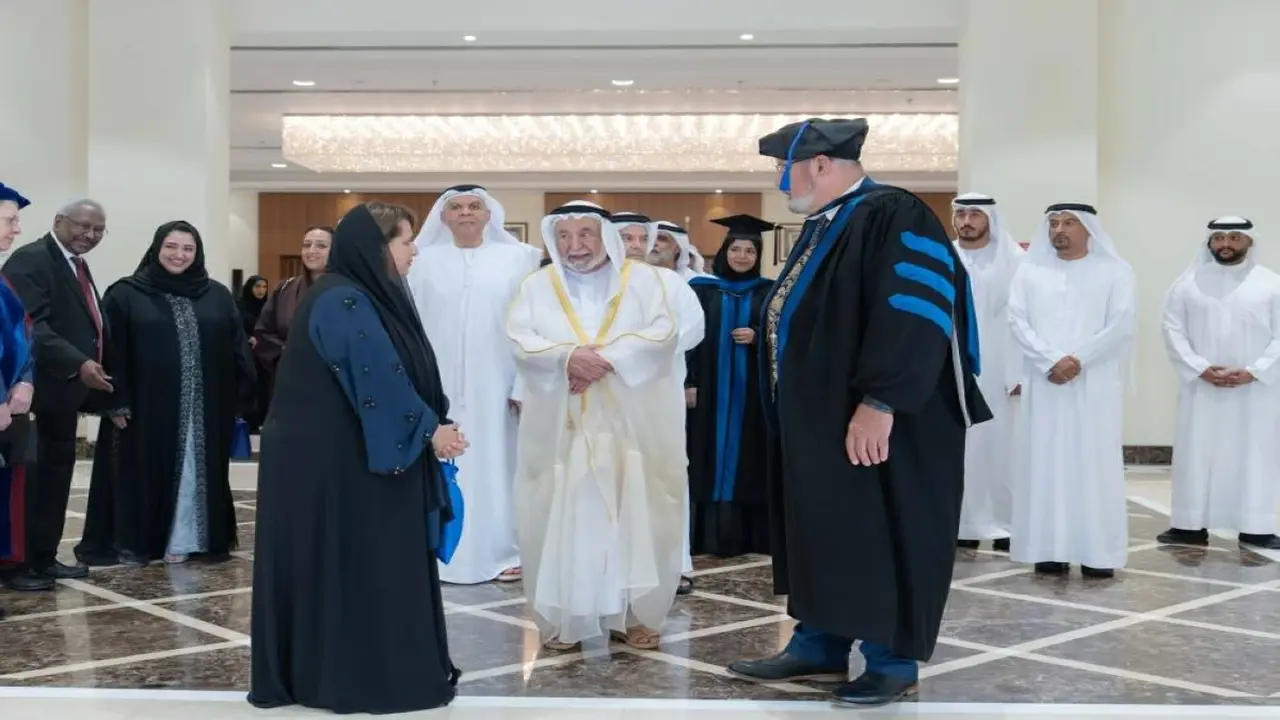 سلطان يشارك في حفل تخريج طلبة أكاديمية الفنون الأدائية بالشارقة